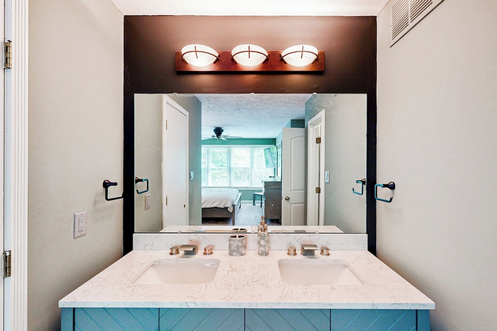 Waterfront 3BR w/ Heart-shaped Pond & Vitamix