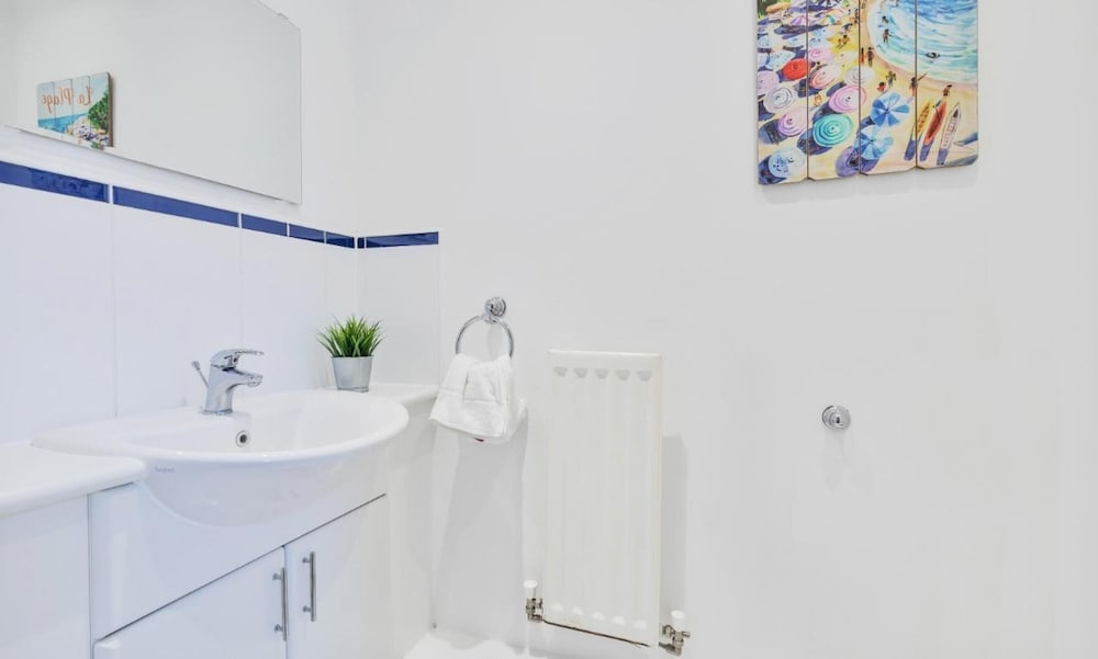 Central Big House - Free Late Check OUT - Sleeps 18 - 4 Bedrooms view 3