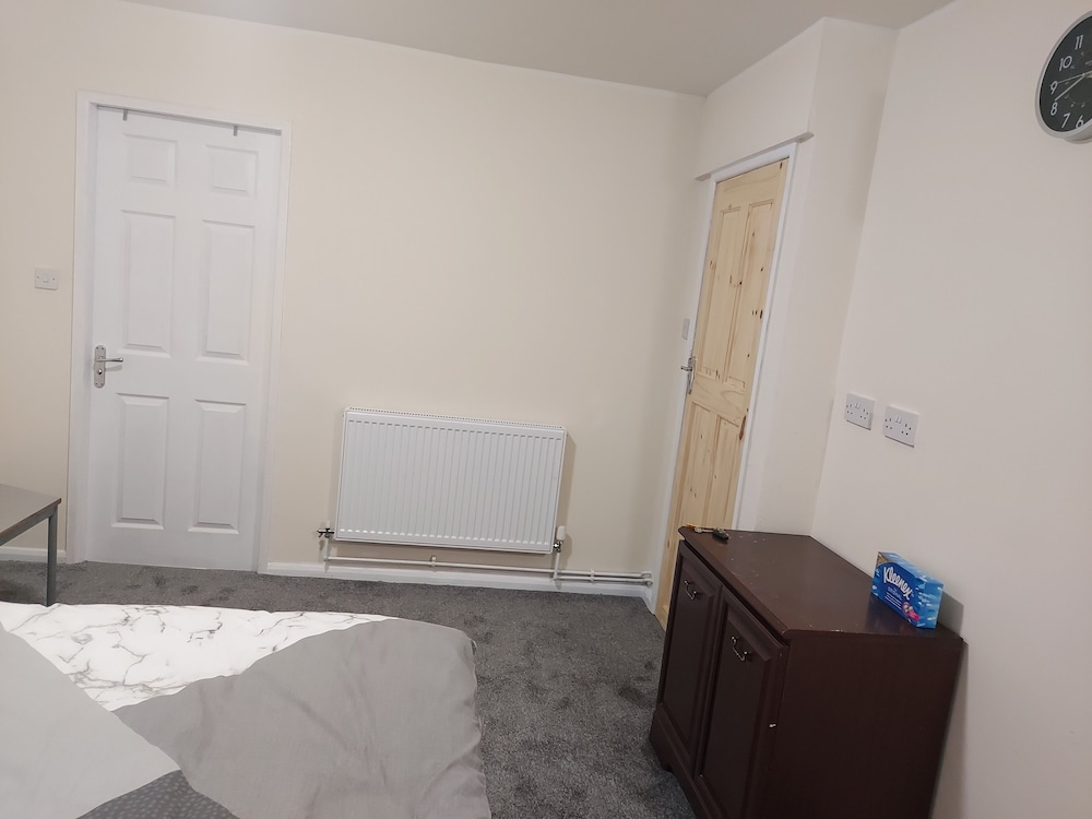 2-beds Studio Located in Parkgate Rotherham view 4