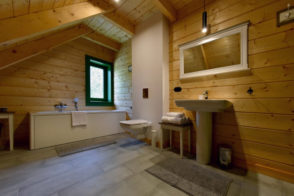 Comfortable Holiday Homes Right on the Lake