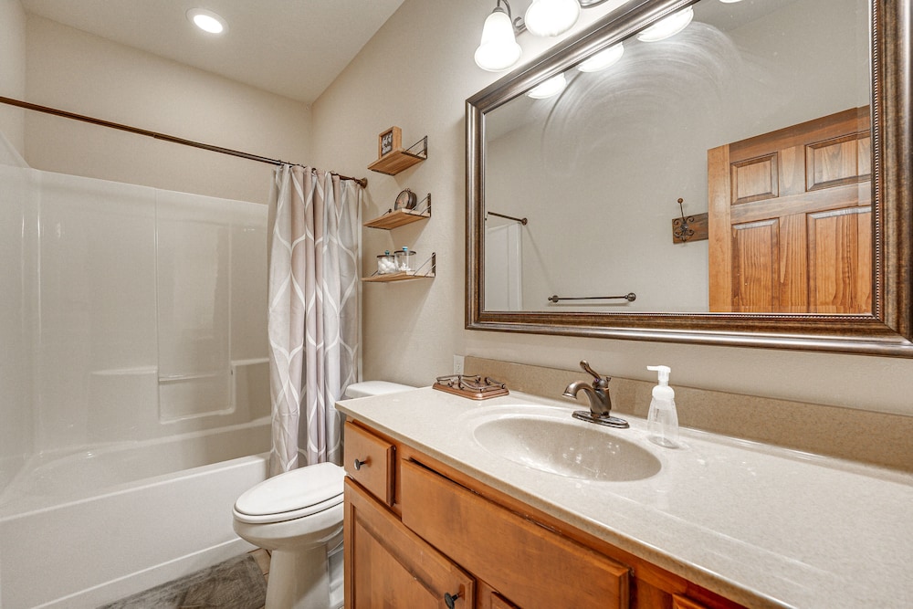 Relax Fireside: Branson West Gem w/ Hot Tub Access