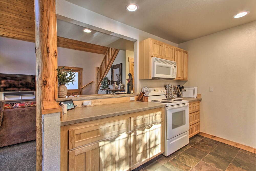 Klamath Falls Cabin Retreat w/ Deck & Grill! view 2