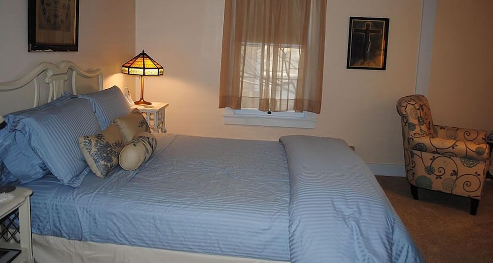 Crestmont Inn