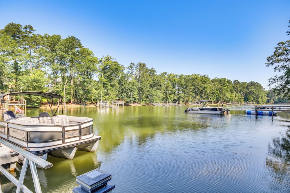 Lake Murray Studio w/ Pool & Hot Tub in Prosperity