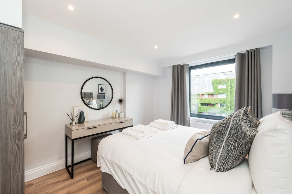 The Carlyle - Elegant Serviced Apartments