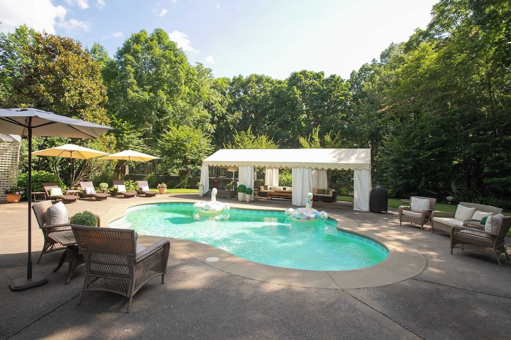 35 Acre Villa w/ Pool, Spa, Wine Cellar & Gym + Near Golf Club La Pearla Ranch by Avantstay