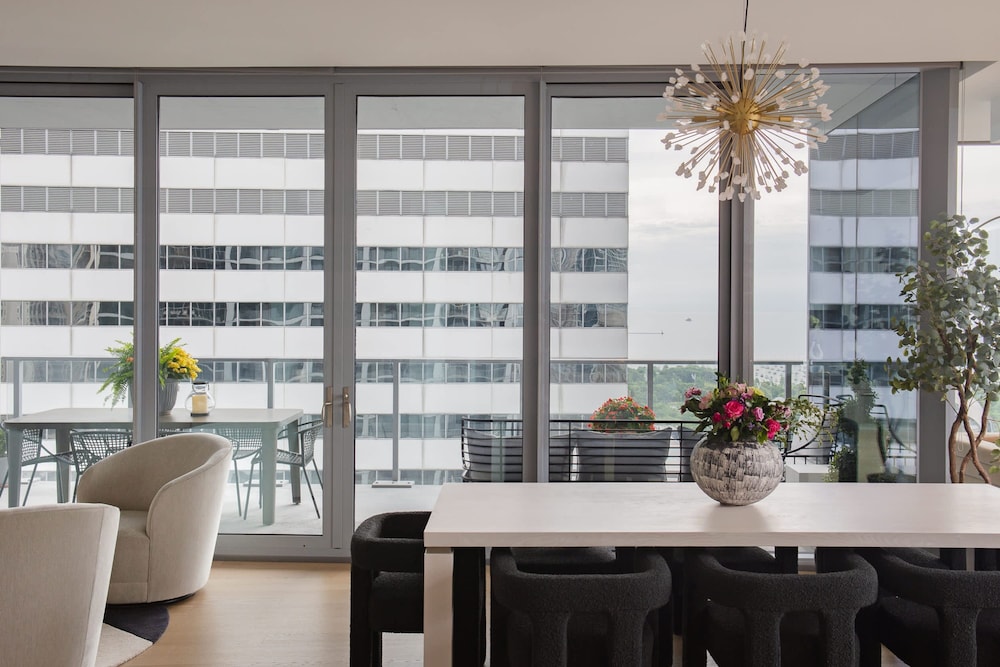 Luxury Downtown PH Bean Lake Views
