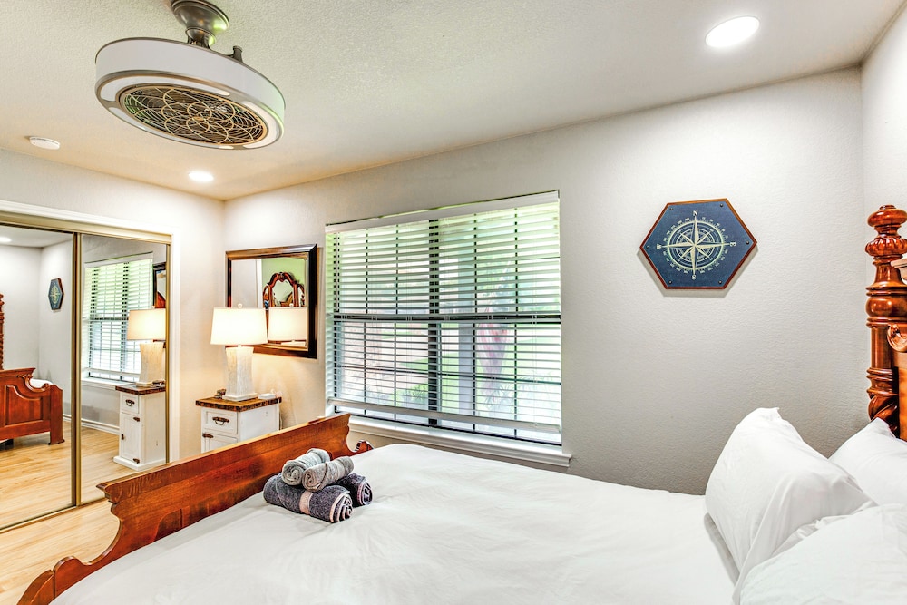 Home on Lake Granbury w/ Hot Tub: 5 Mi to Dtwn!