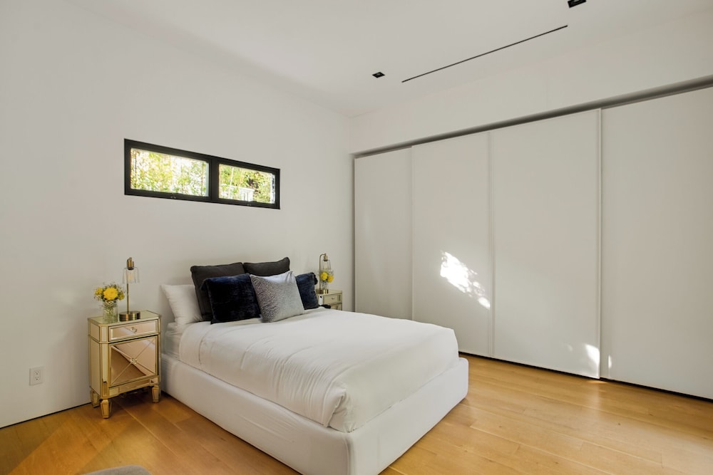 Belfast Estate - Mid-century Meets Modern - Luxe Poolside Villa