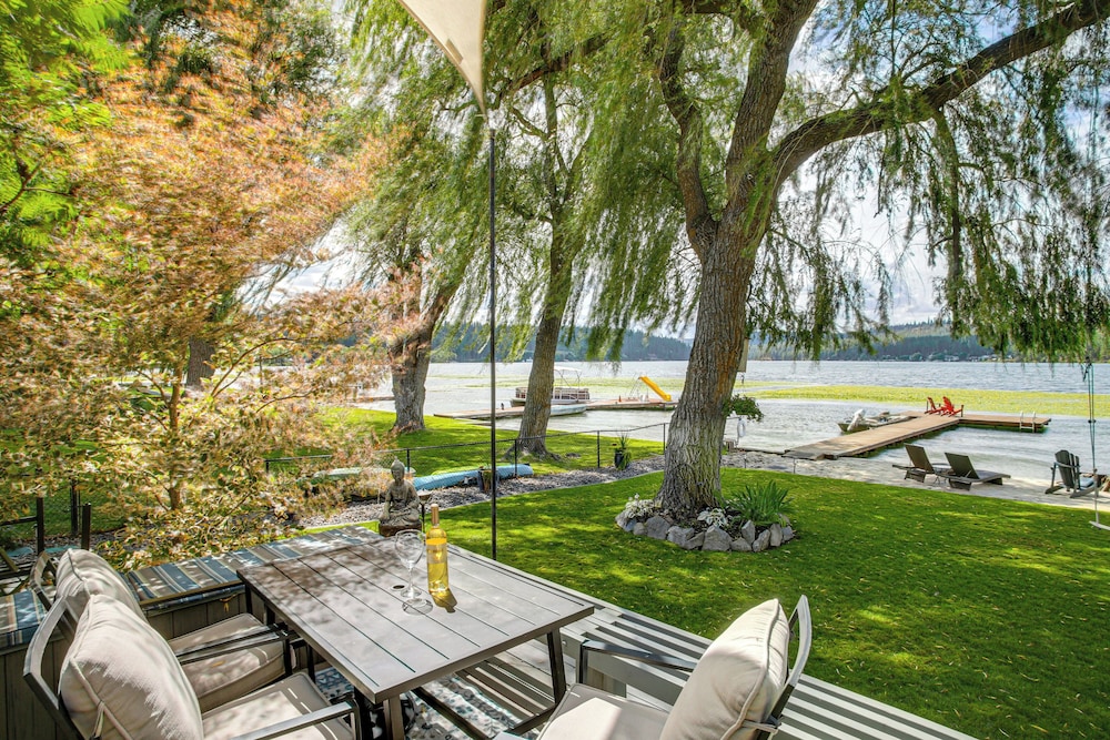 Hot Tub, Deck & Mtn Views: Nine Mile Falls Duplex
