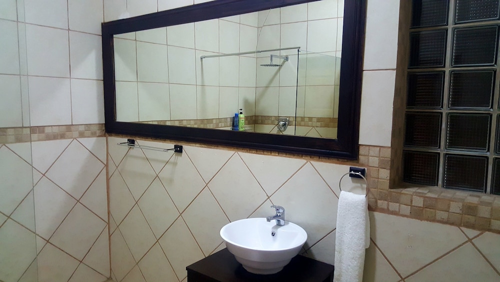 Aerotropolis Guest Lodge