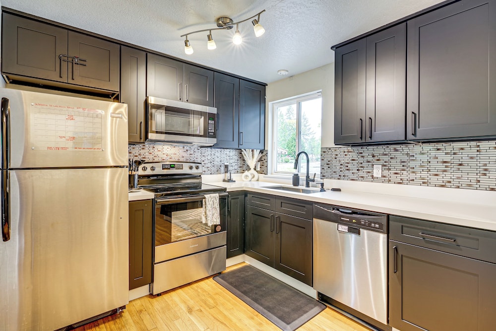 Walk to Lake Stevens: Duplex w/ Fire Pit!