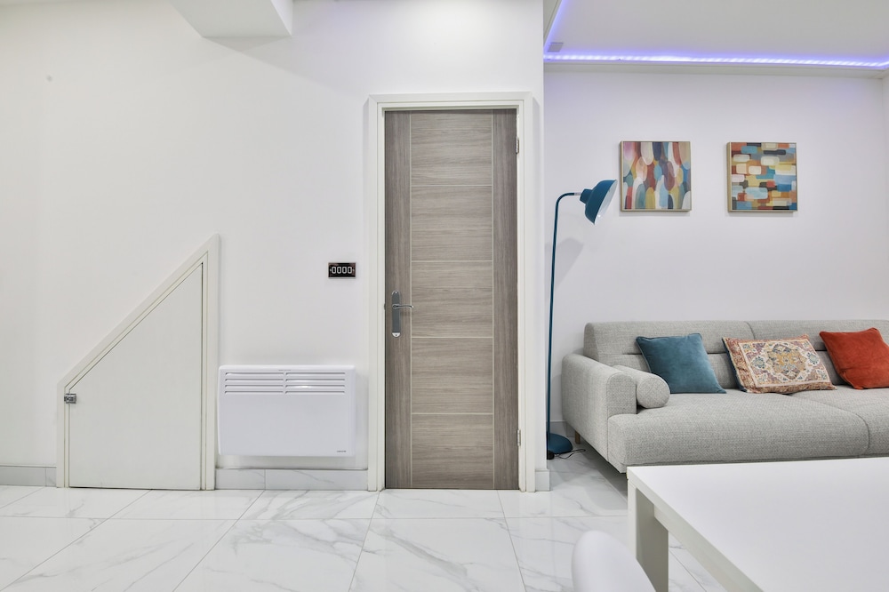 Modern 2 Bed House - Sleeps 4