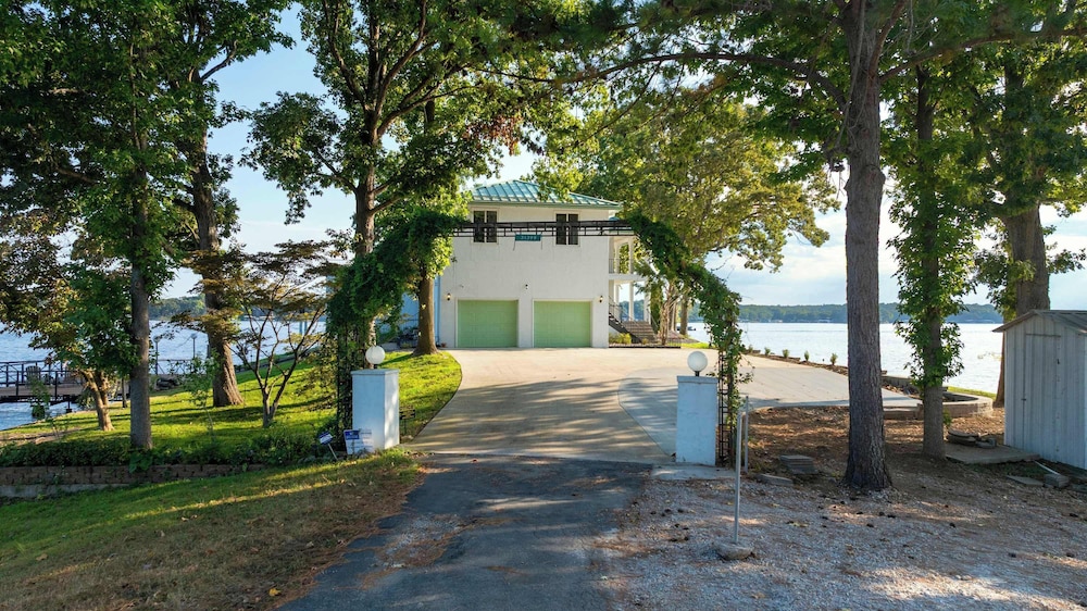 Panoramic Paradise - Lakefront Home for 15