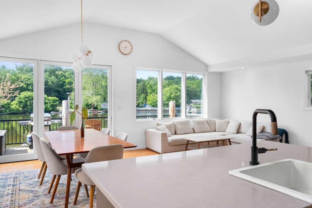 Mod Artist Home With River Views