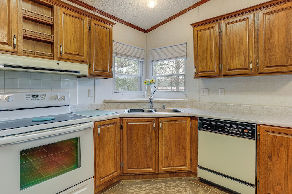< 1 Mi to Greers Ferry Lake: Dog-friendly Home!