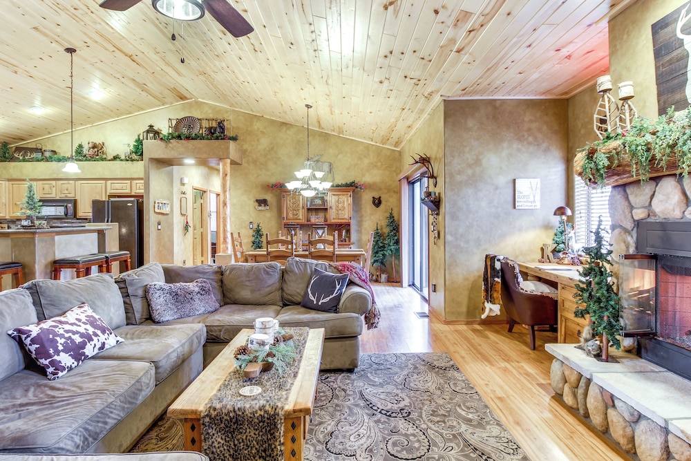 Outdoor Oasis: Family-friendly Cabin in Show Low!
