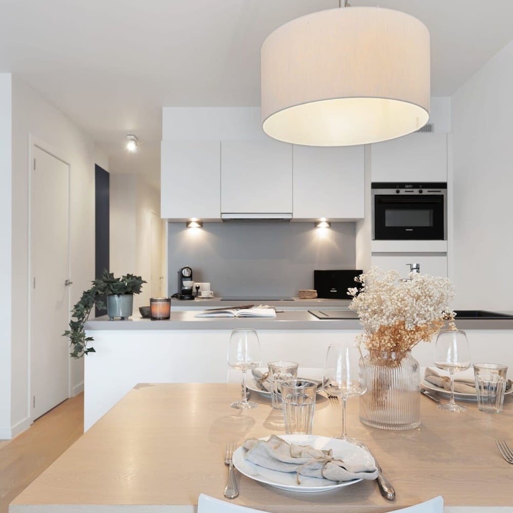 Centrally Located 2 Bedroom Apartment With Parking