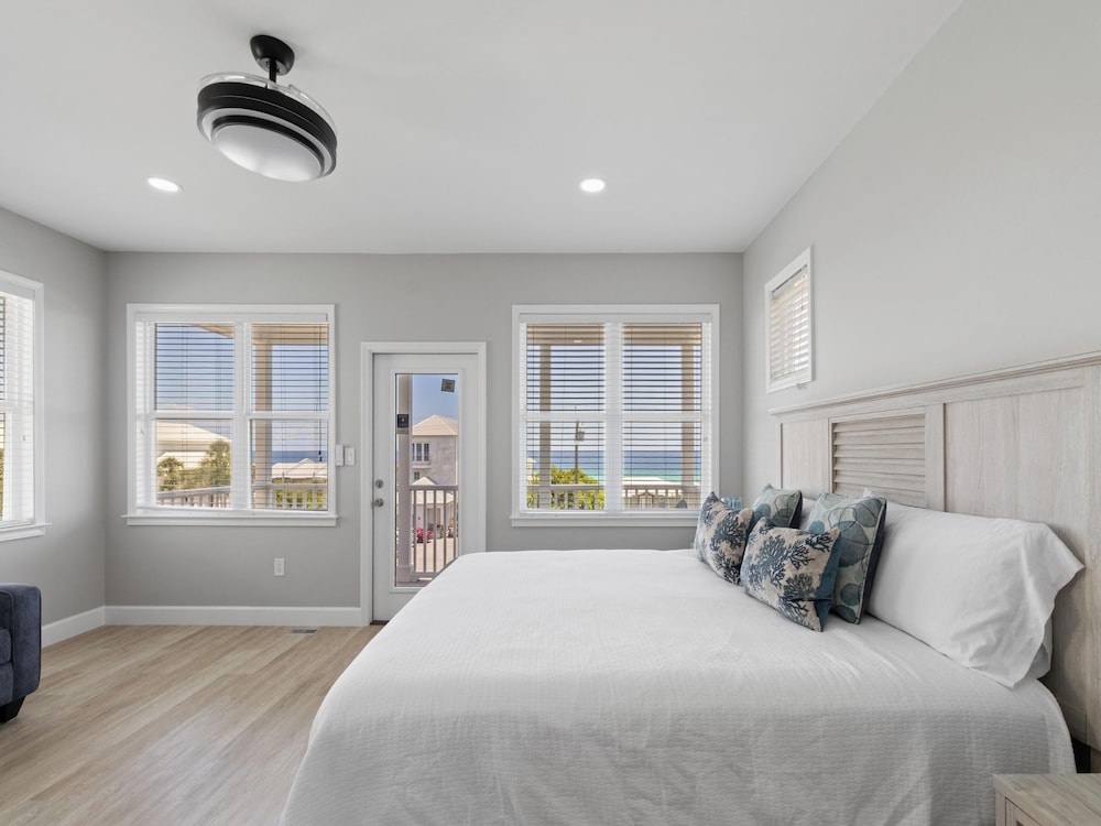 Sunset On Seabreeze by Southern Vacation Rentals