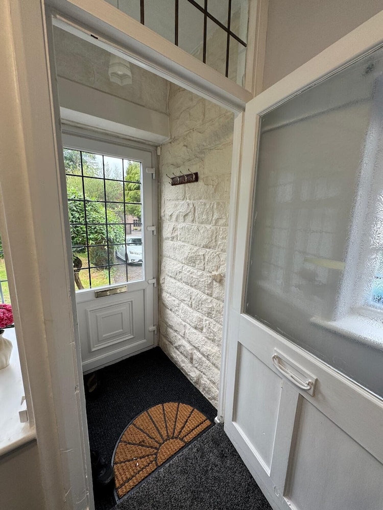 Buxton 5-bed Retreat - Sleeps 11, Parking & Garden