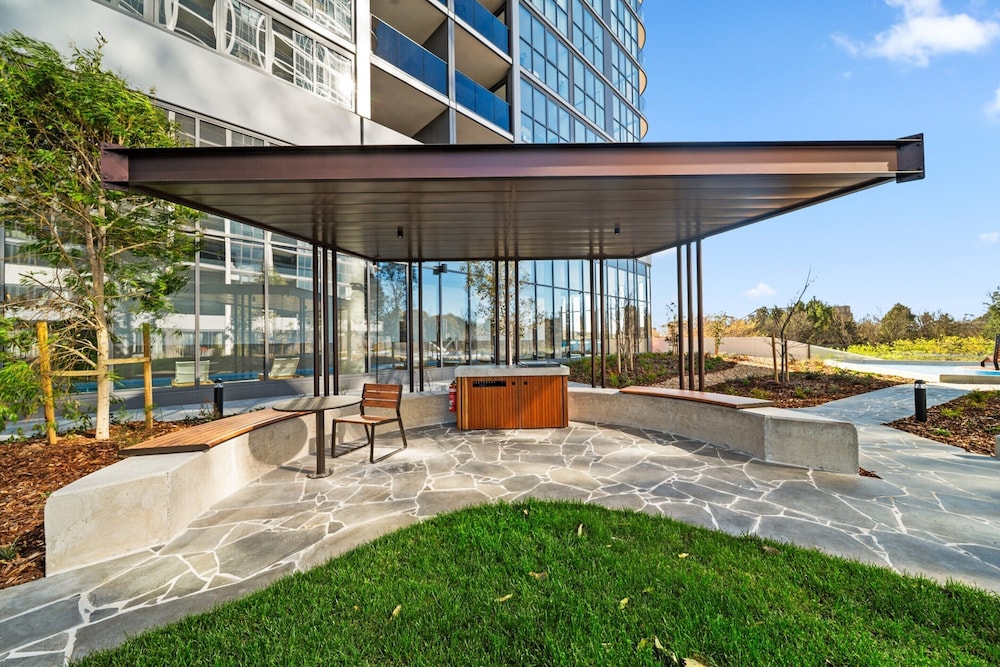 Apartment With Gym and Indoor Pool Access