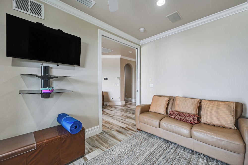 Luxe Bonita Springs Home < 2 Mi to Beach!