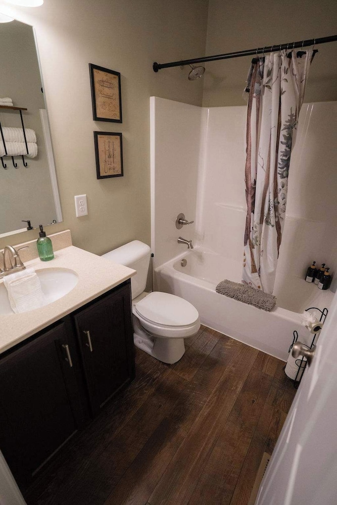 Modern 2 BD Cabin With hot tub & Games & Central Loc