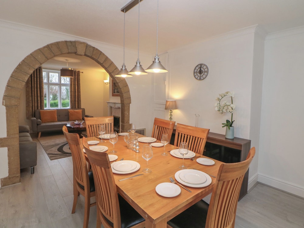15 Calton View
