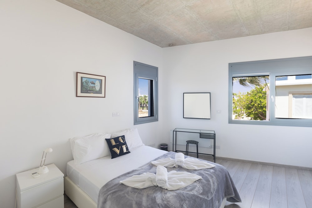 Protaras Holiday Villa El34 - Seafront Villa