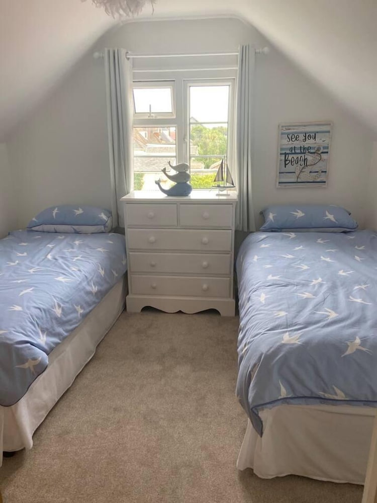 Pet Friendly, Unique 4-bed Bungalow in Porthcawl view 4