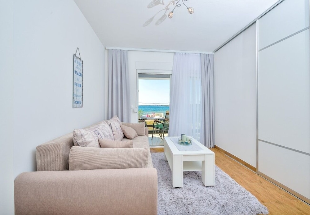 Sunny by the Sea - App3 view 2