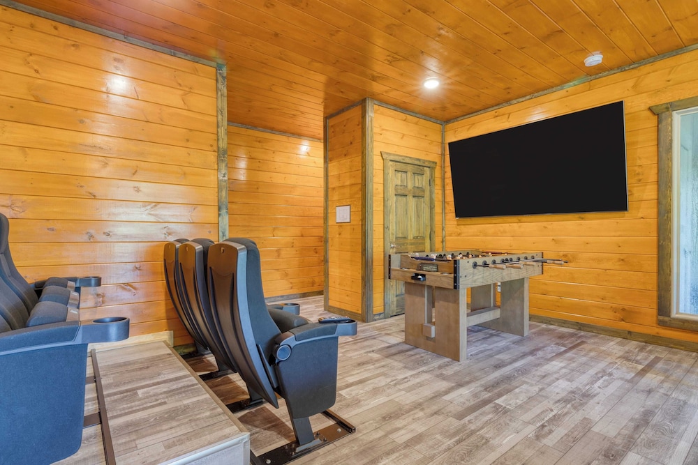 Indoor Pool, Theater, Hot Tub & Mountain Views Near Dollywood Crimson Crest by Avantstay
