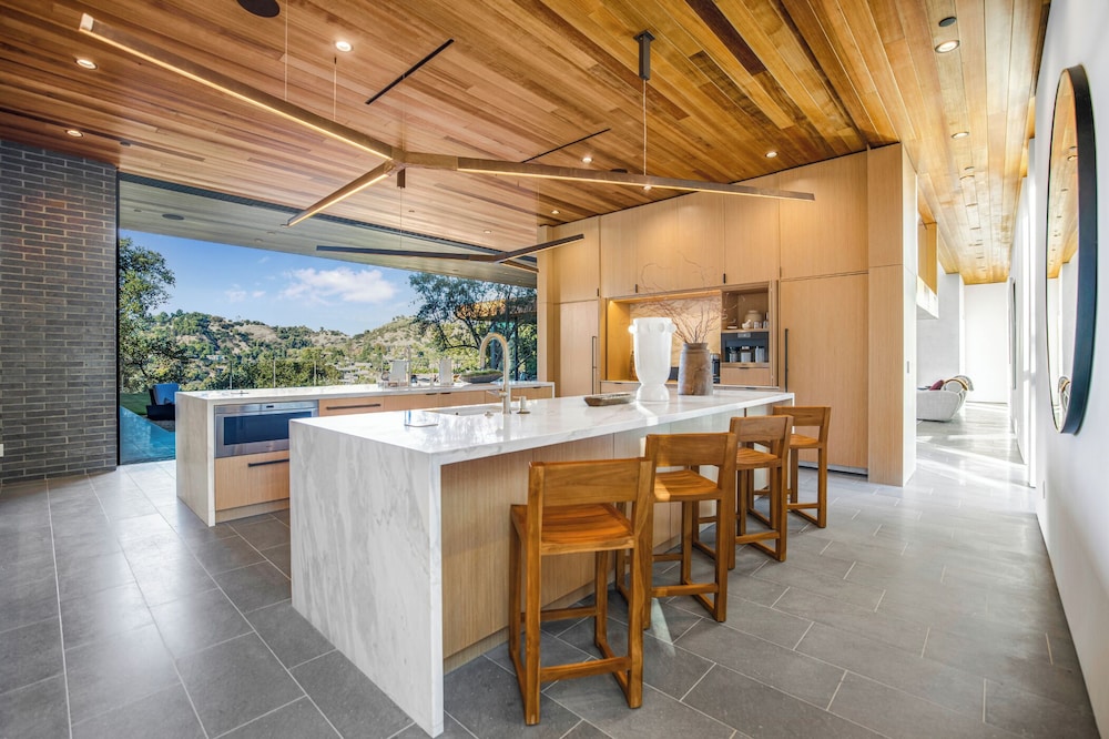 Oak Pass Manor: Indoor-outdoor Luxury With Pool, Sauna & Panoramic Views