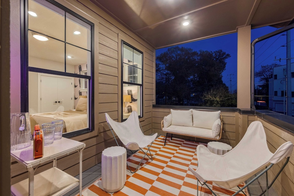 2 New Townhomes w/ Balcony, Mins to Broadway, Sleeps 16 98 Degrees & The Stage