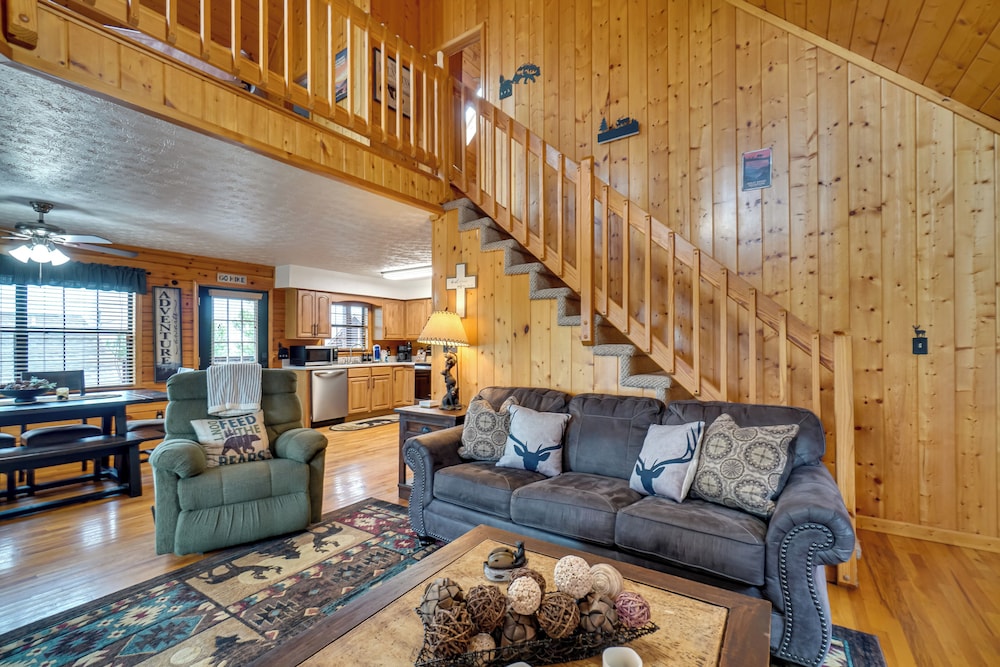 Hot Tub & Game Room: Sevierville Family Cabin!