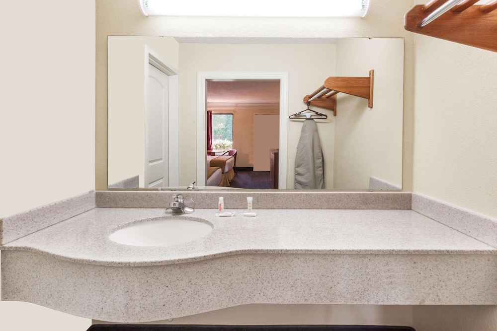 Super 8 by Wyndham Dalton/Convention Center Area