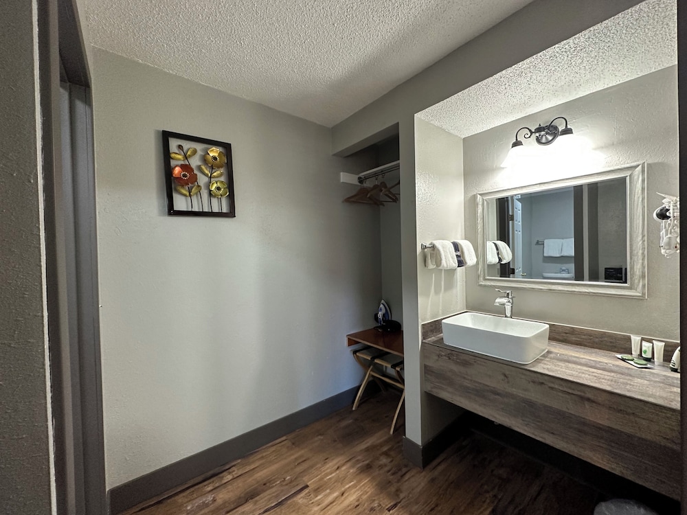 Lake Tahoe Vacations - Lake Ridge Hotel - Property Image 4