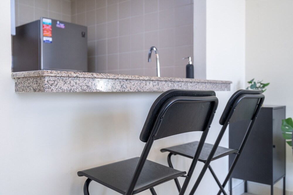 Refined 1BR Retreat in The Point Tower - Marina