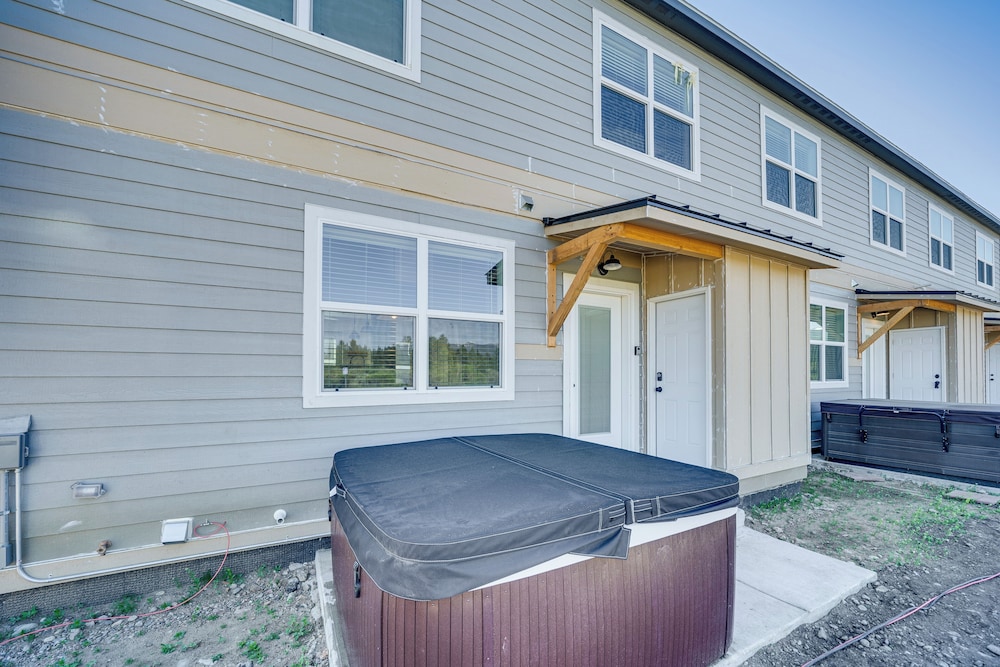 Private Hot Tub: Newly Built Fraser Townhome