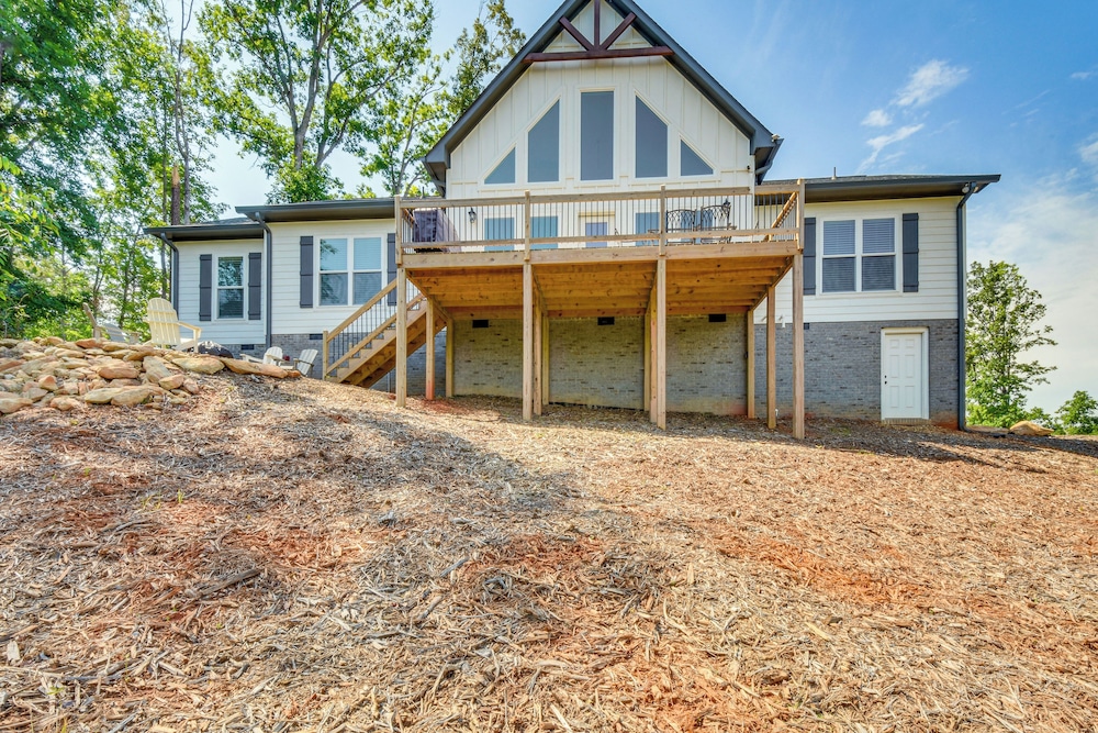 Lake Keowee Getaway: Boat Dock, Deck, Grill! view 4