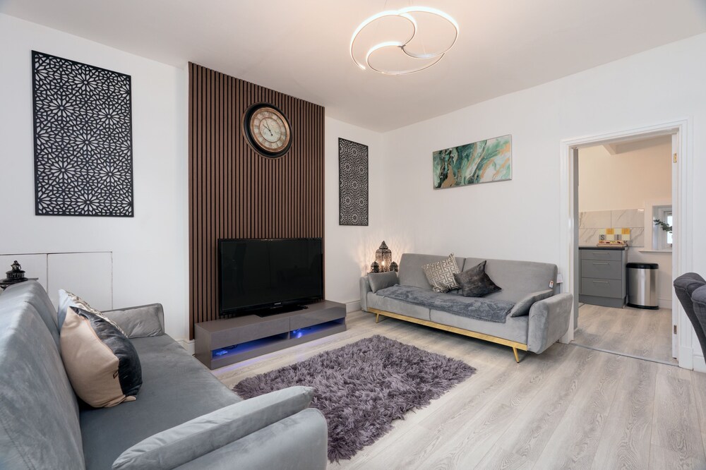 Cosy Cottage - Sleeps 6, Parking & Pet Friendly!