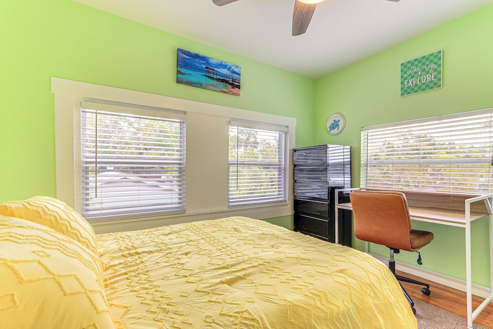 Walk to Manatee River: Palmetto Unit w/ Sunroom