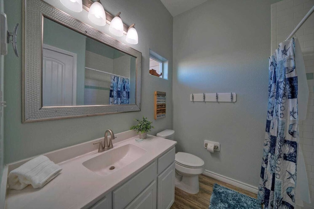 Sleeps 23, 2 Beachside Homes Resort Pool, Walk to the Beach, Balcony + Yard