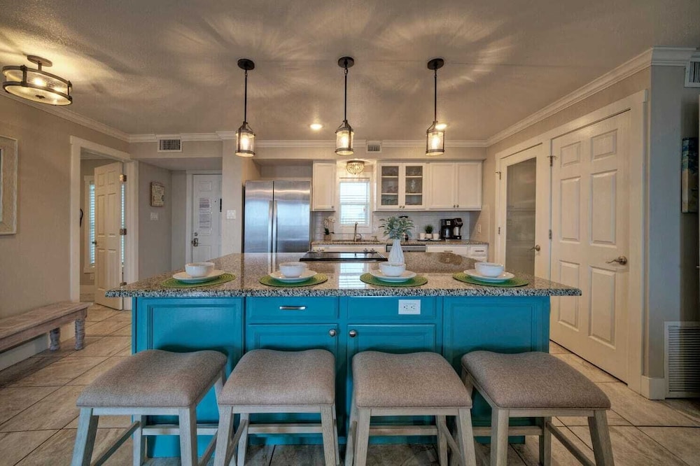 Gulf Views + Pools, Tennis, Pickleball & Beach Access Awesome Beachfront by Avantstay