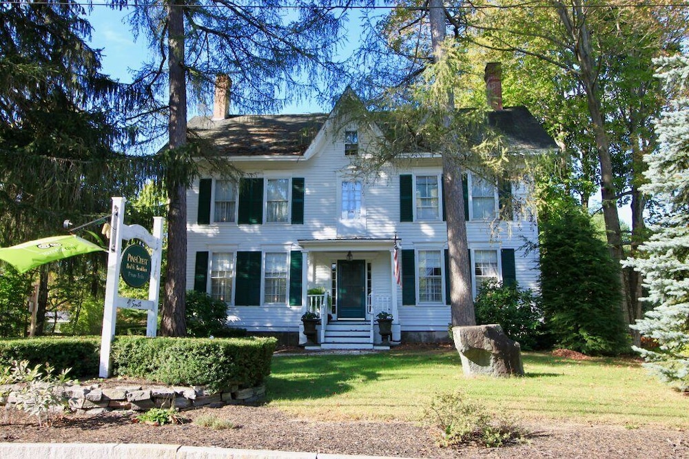 PineCrest Inn