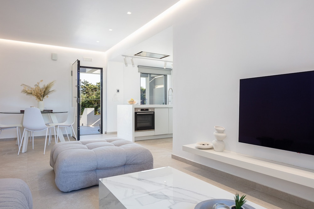 Akonizia Luxury House - With Private Swimming Pool view 2