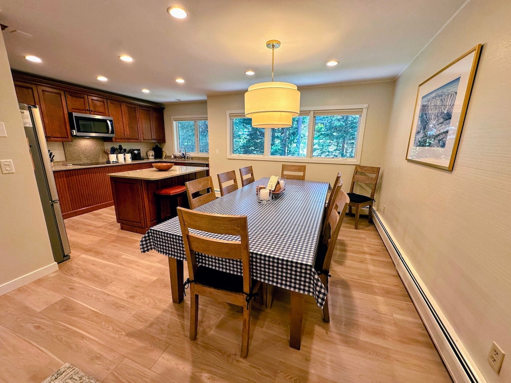 A1 Luxury Bretton Woods Ski-in Ski-out Townhome Next to Beginner ski Area Fast Wifi Keyless Entry view 2