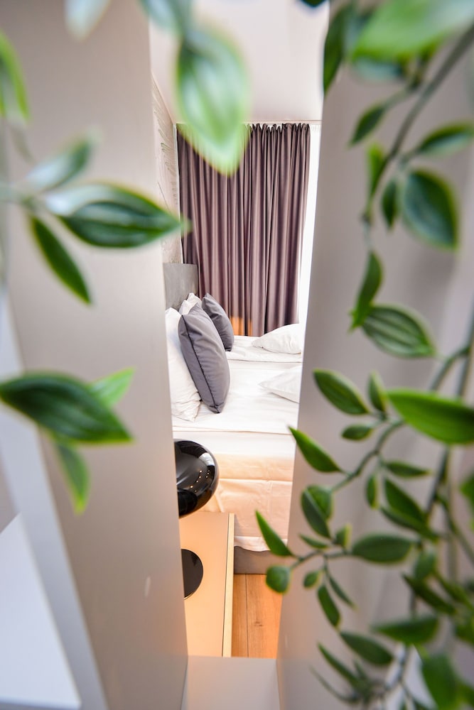 Park Studio Cismigiu Gardens - Quiet Room - Smart Tv view 3