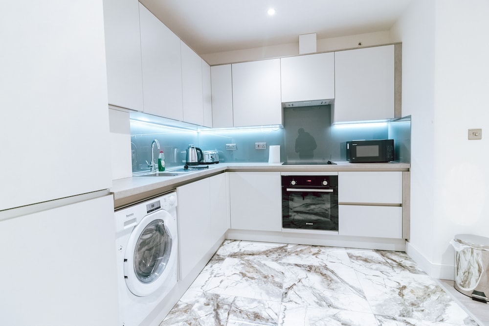 Inviting 1 Bed Apartment in Purley view 2