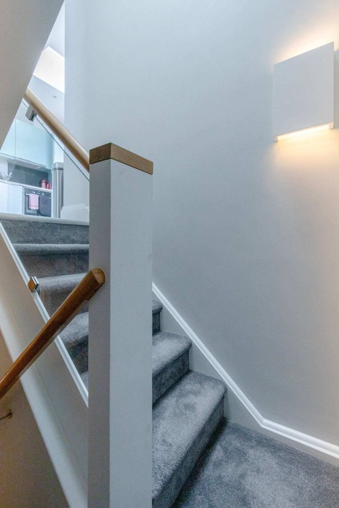 Chic & Spacious 2BD Flat -2 Mins to Baron's Court